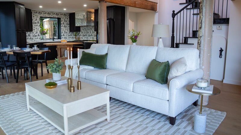 After, the living room, as seen on Ugliest House in America Season 7. – Bild: Warner Bros. Discovery /​ Joe Buglewicz