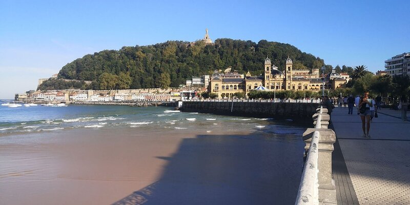 Promenade von San Sebastian. – Bild: ORF/​Autentic/​ZDF/​Arte/​Friederike Schlumbom