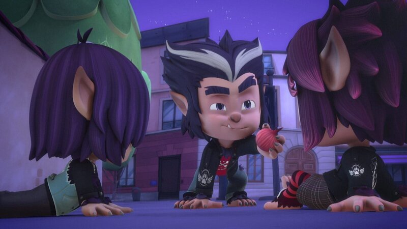 On left: Kevin, in middle: Howler – Bild: Disney Channel