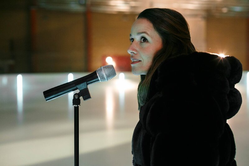 Jennys (Kaja Schmidt-Tychsen) geplante Hassrede wird zu einer Hymne auf den Eissport. – Bild: TVNOW /​ Kai Schulz