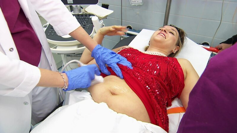Woher kommen die Bauchschmerzen, die die junge Frau nach dem Krimidinner plagen? – Bild: RTLZWEI