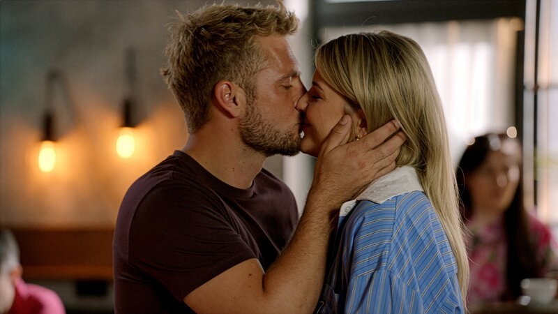 Paul (Niklas Osterloh) kann Alicia (Josefin Bressel) nicht böse sein. – Bild: RTL /​ Bewährungsprobe