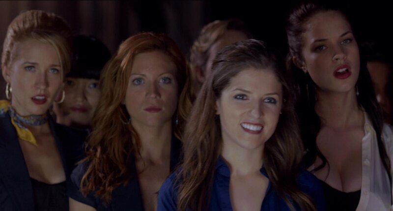 Während Beca (Anna Kendrick, 2.v.r.) endlich ein paar moderne Elemente in die Auftritte der „Barden Bellas“ einbringen möchte, stehen Aubrey (Anna Camp, l.), Lilly (Hana Mae Lee, 2.v.l.), Chloe (Brittany Snow, M.) und Stacie (Alexis Knapp, r.) den Neuerungen eher skeptisch gegenüber … – Bild: Universal Pictures