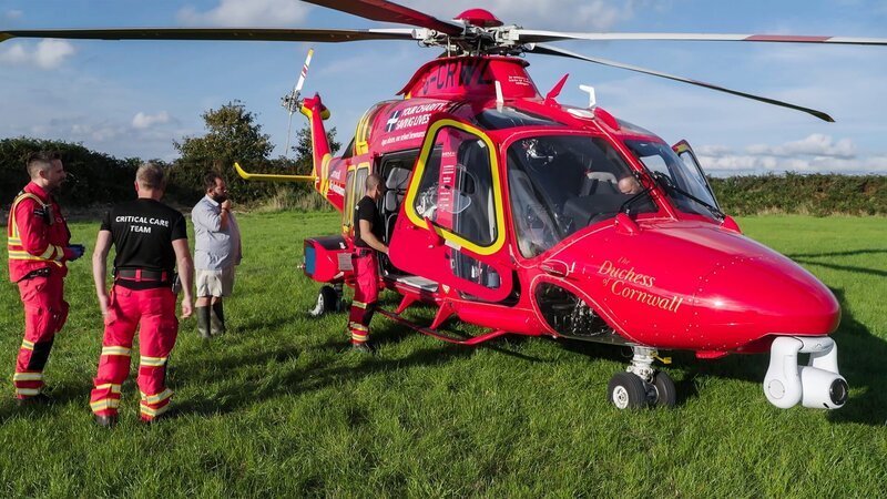 Ep 4 Martin, Pete & Stu with heli on location – Bild: Warner Bros. Discovery
