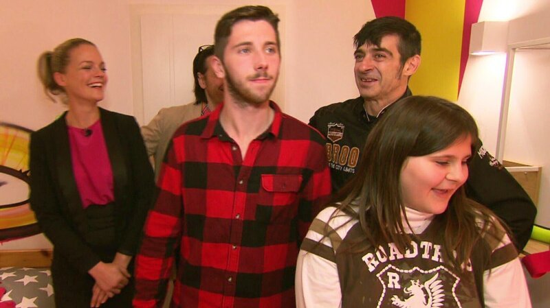 Die Familie mit Eva und Kasmalla im neuen Kinderzimmer – Bild: RTL II