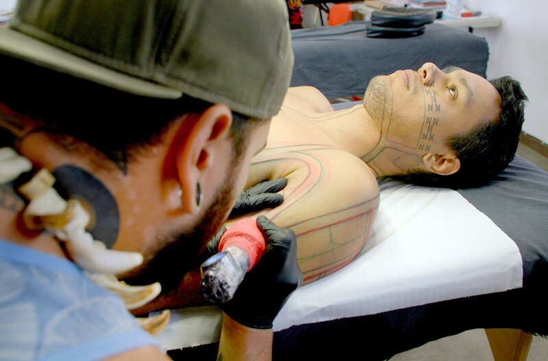 Auch Heretu Tetahiotupa – ein Pionier der neuen Tattoo-Bewegung auf den Marquesas-Inseln – lässt sich weiter tätowieren. – Bild: MedienKontor/​Luigi Maria Perotti /​ Auch Heretu Tetahiotupa – ein Pionier der neuen Tattoo-Bewegung auf den Marquesas-Inseln – lässt sich weiter tätowieren.