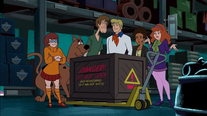 In der Tierhandlung treibt ein Monster sein Unwesen und Scooby-Doo und seine Freunde stellen Nachforschungen an. Dabei stößt Velma auf eine große Kiste in der sich ein riesiges, aufgebrochenes Ei befindet. In einer beiliegenden Notiz wird davor gewarnt, das Monster aus dem Ei schlüpfen zu lassen. – Bild: Warner Bros. Entertainment Inc.
