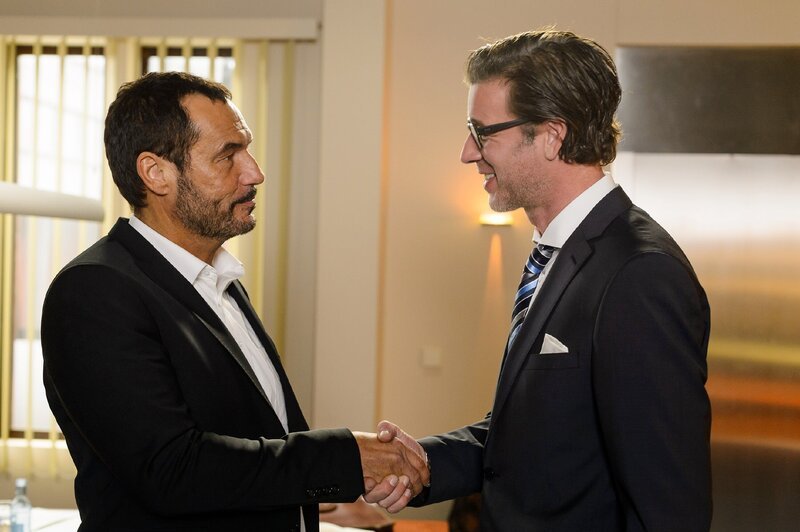 Richard (Silvan-Pierre Leirich) zeigt Größe, indem er sich bei Christoph (Lars Korten) für seinen Ausbruch entschuldigt. – Bild: RTL /​ Willi Weber
