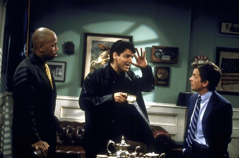 Carter (Michael Boatman, l.) und Mike (Michael J. Fox, r.) machen die Bekanntschaft mit dem berühmten Regisseur Trevor Wolf (Maurice Godin, M.). – Bild: ProSieben Fun