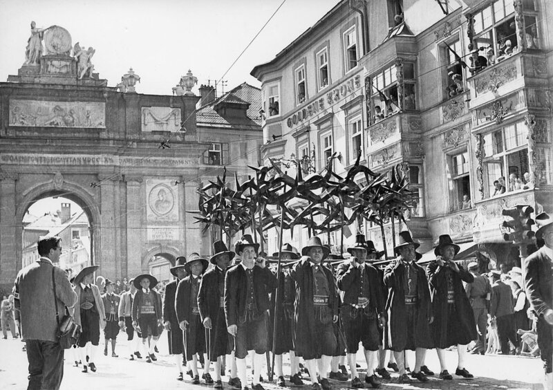 Landesfestumzug 1959: Die Dornenkrone als Symbol der Teilung Tirols. – Bild: ORF III