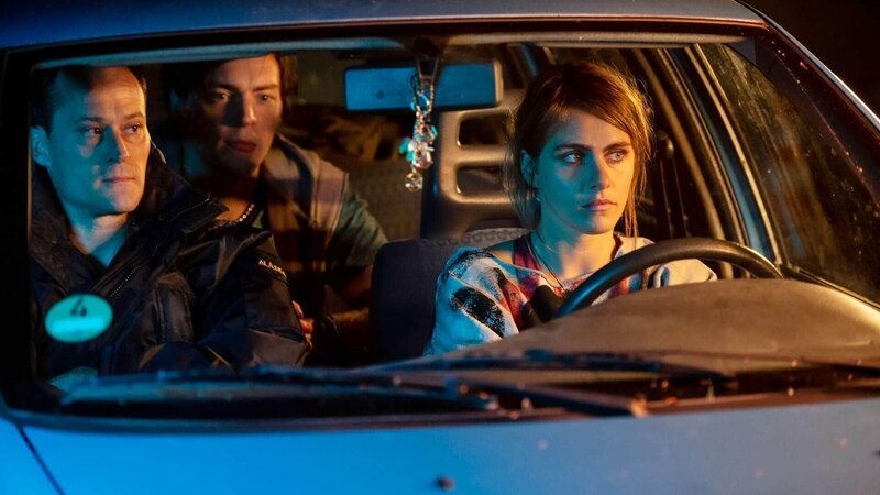 Madita (Nico Birnbaum, l.), Yannik (Maximilian Schneider) und Liz (Sarah Mangione) können nicht glauben, dass Nihat sich so leichtsinnig in Gefahr bringt. – Bild: TVNOW /​ Sebastian Geyer