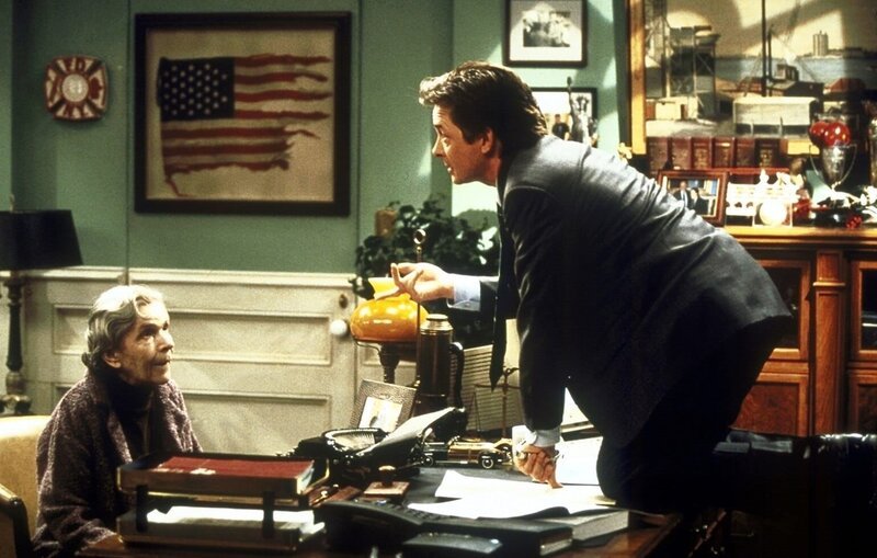 Mike (Michael J. Fox, r.) trifft sich mit Miss Spencer (Alice Drummond, l.), einer 107-jährigen Frau – der ersten Frau, die im Staat New York gewählt hat. – Bild: ProSieben Fun
