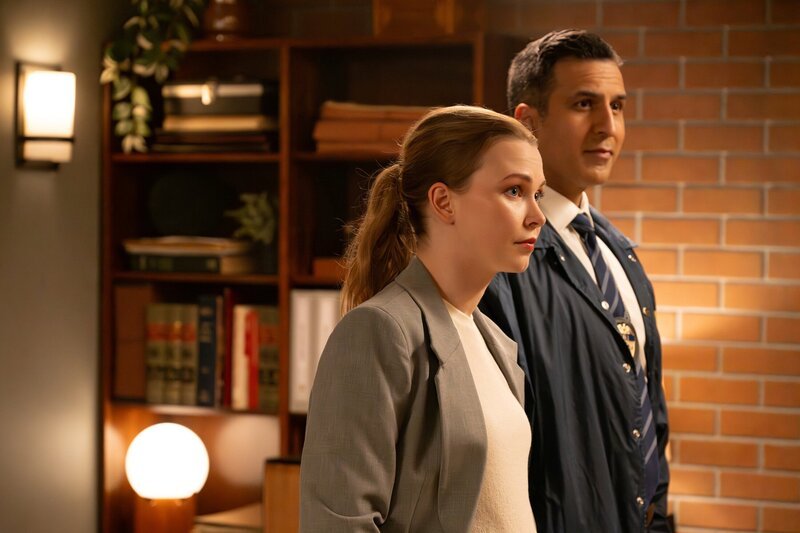 Pictured: Natalie Jane as T.A. Mary Buckner and Saad Siddiqui as S.A. Don Kavanaugh. – Bild: Christos Kalohoridis /​ CBS/​Paramount