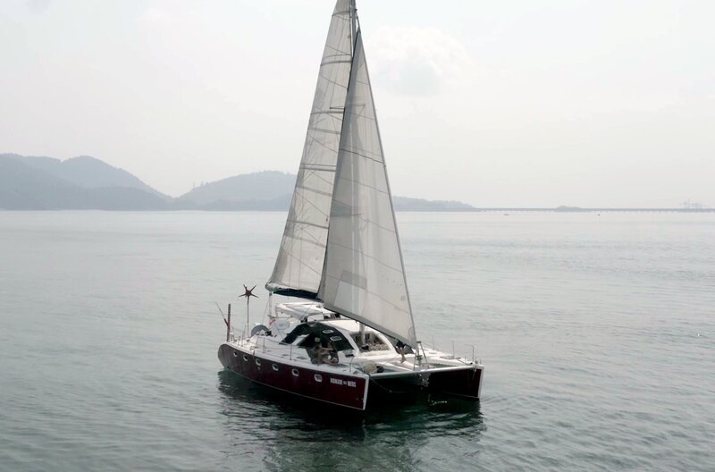 An Bord seines Katamarans „Nomade des mers“ begibt sich Corentin gemeinsam mit seinen Gefährten auf eine Reise von Indonesien zur Westküste der Vereinigten Staaten. – Bild: Interscoop