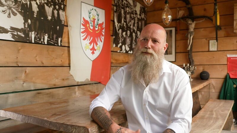 Jürgen Wirth Anderlan – Schütze und Verfechter der Südtiroler Selbstbestimmung. – Bild: ORF