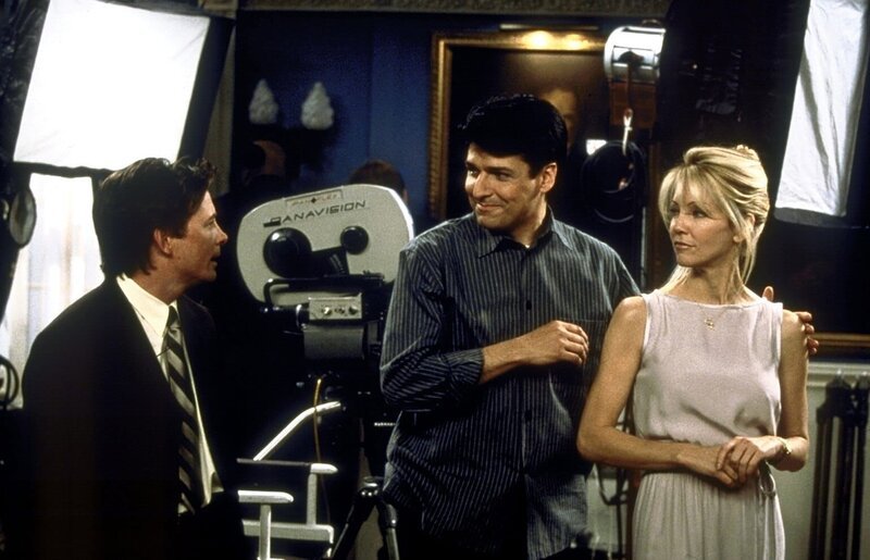 Zu Mikes (Michael J. Fox, l.) Leidwesen stellt sich heraus, dass Trevor (Maurice Godin, M.) Caitlins (Heather Locklear, r.) Ex-Mann ist – und sie ihn immer noch attraktiv findet. – Bild: ProSieben Fun