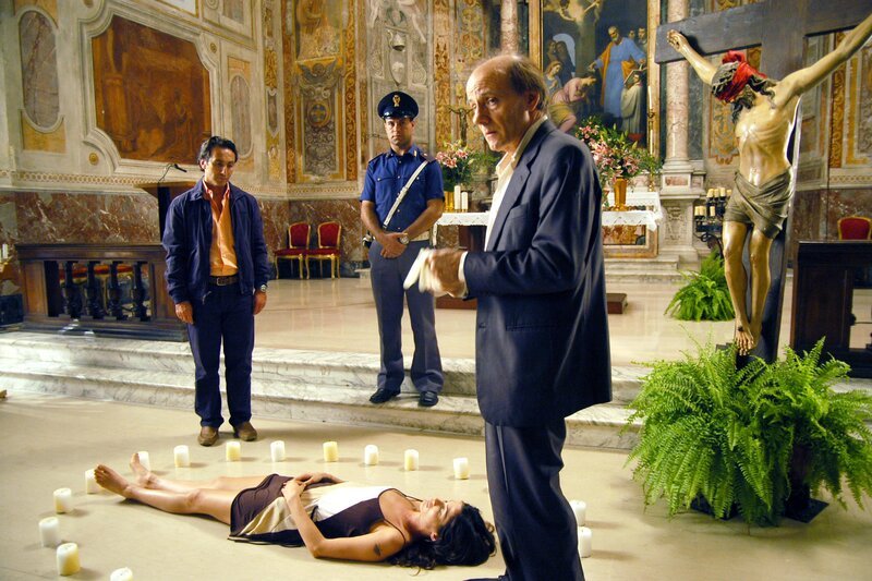 In einer römischen Kirche ist die Leiche einer jungen Frau gefunden worden. Angelo (Bruno Maccallini, li.) und Dr. Ducati (Nikolaus Paryla, re.) von der Spurensicherung ermitteln. – Bild: ORF/​EOS Entertainment/​Ha