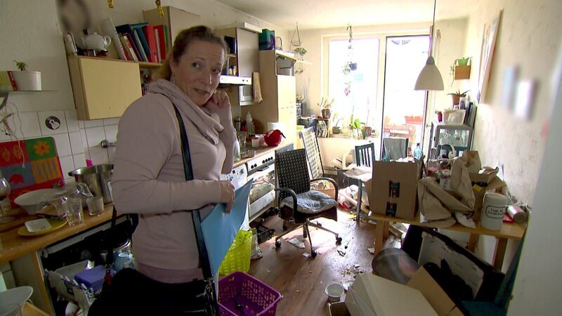 Obergerichtsvollzieherin Sonja Laschet ist im Außendienst immer sehr gefordert. Sie ist in der Innenstadt von Aachen im Einsatz. – Bild: RTLZWEI