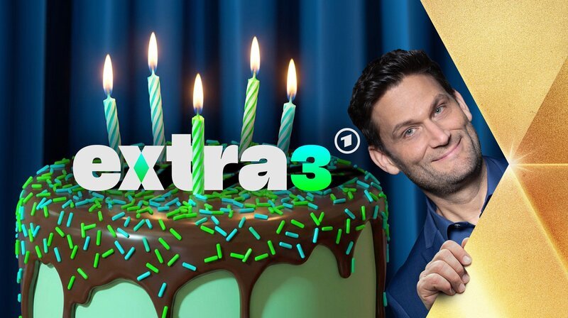 Christian Ehring moderiert eine einmalige Geburtstagsshow mit dem aktuellen „extra 3“-Ensemble und prominenten Gästen aus der deutschen Satire- und Comedylandschaft. – Bild: NDR/​extra 3/​Merlin Schrader/​picture alliance/​imageBROKER | Oleksandr Latkun