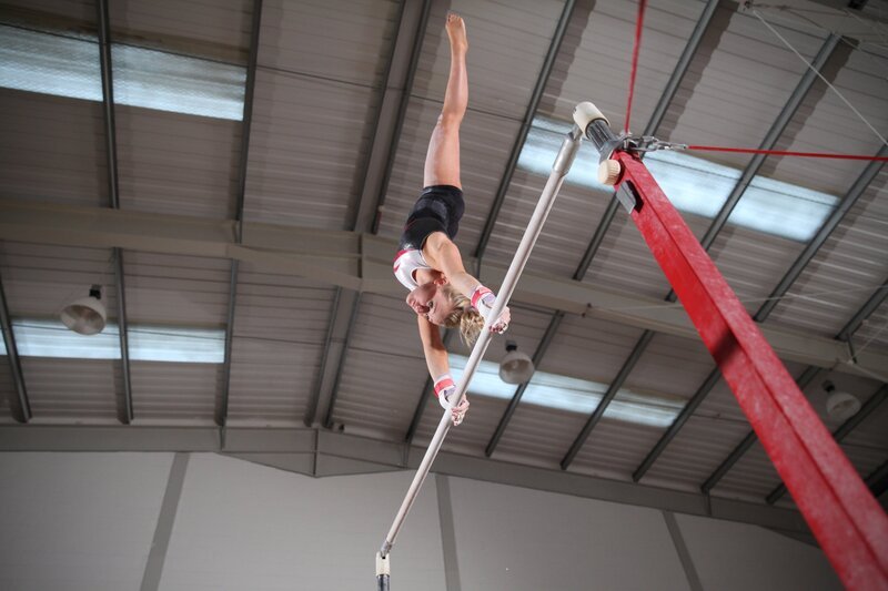London, UK: A trained gymnast performing on the asymetic bars. (Photo Credit: National Geogpraphic Channels) – Bild: The National Geographic Channel