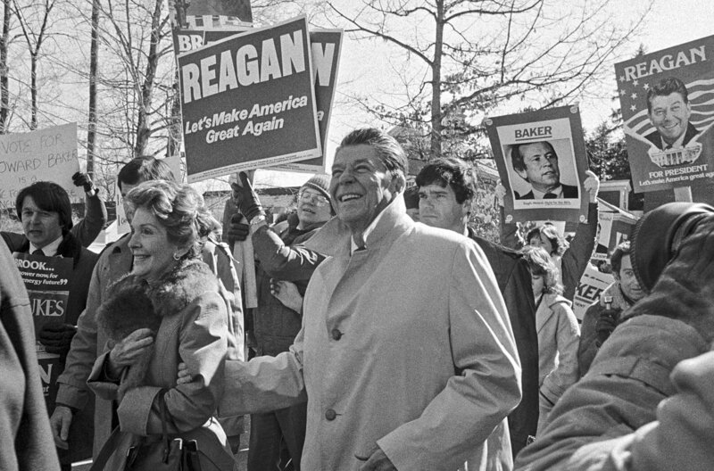 Der republikanische Präsidentschaftskandidat Ronald Reagan und seine Frau Nancy bei einer Wahlveranstaltung in New Hampshire, USA – Bild: Getty Images