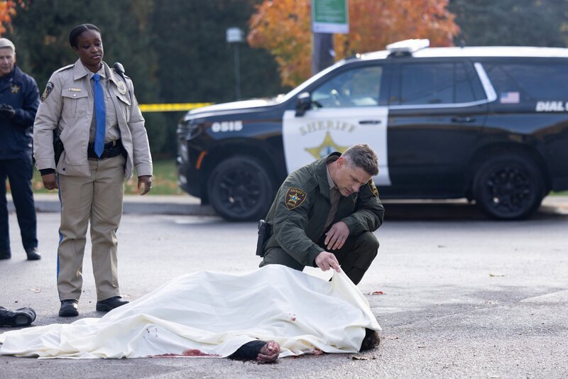 Pictured: Cherene Francis as CHP Agent and Matt Lauria as Boone. – Bild: CBS/​Paramount /​ CBS Broadcasting Inc. All Rights Reserved.