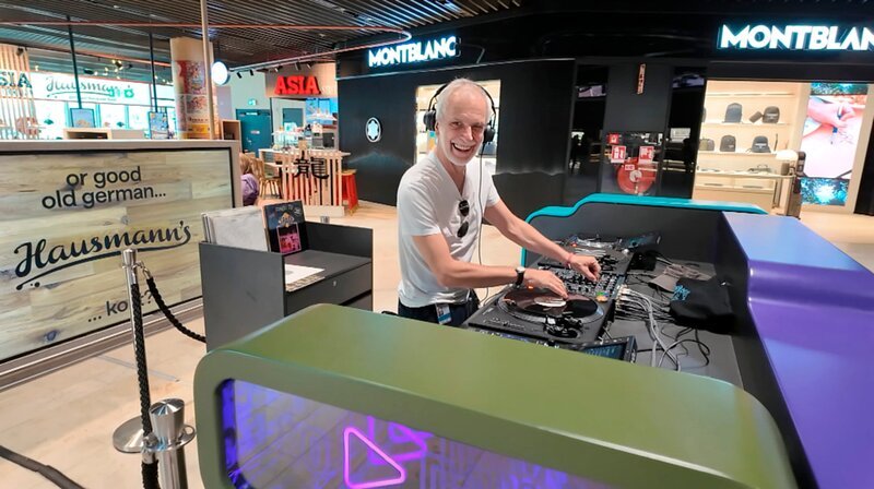 Am Terminal 3 sogt auch ein DJ für gute Stimmung. – Bild: HR/​Andreas Graf