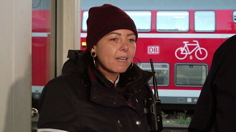 Taddel arbeitet zufrieden beim Bahnsteigservice der Deutschen Bahn in Mannheim, hilft Passagieren und versteht sich gut mit ihren Kollegen. – Bild: RTLZWEI
