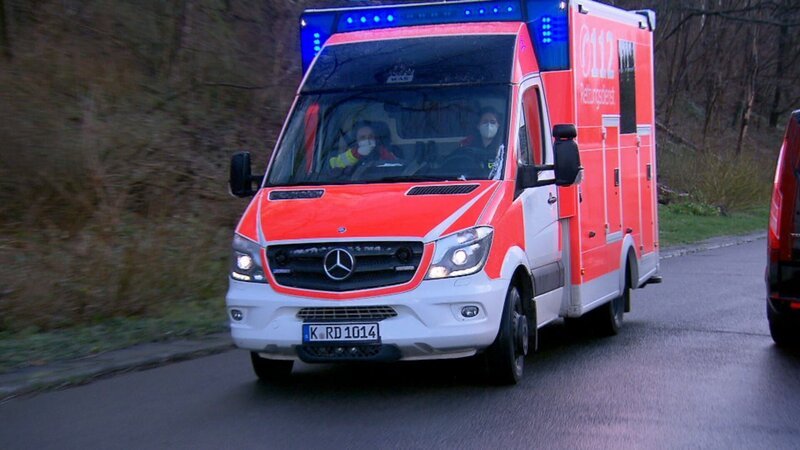 Der Rettungswagen im Einsatz. – Bild: RTLZWEI