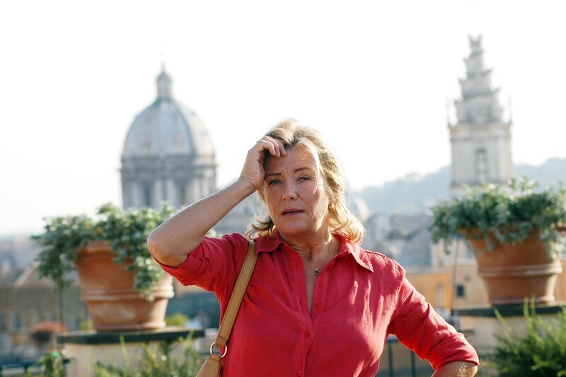 In Rom muss sich die Berliner Hauptkommissarin Friederike Heise (Jutta Speidel) mit neuen Bedingungen arrangieren. – Bild: ORF/​EOS Entertainment/​Ha