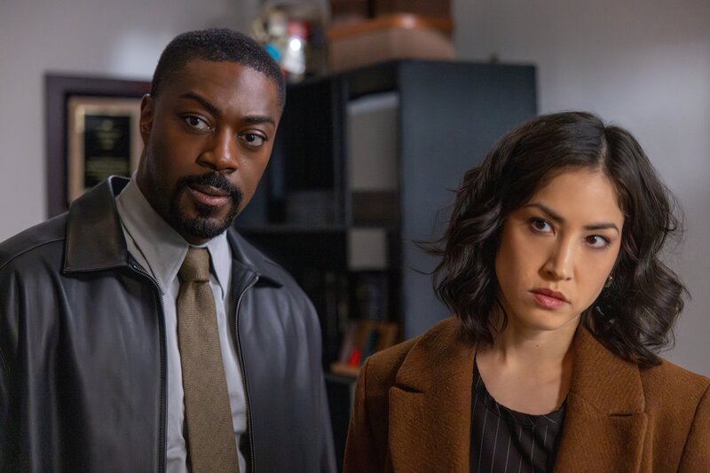 Pictured: (l-r) David Ajala as Det. Theo Walker, Connie Shi as Det. Violet Yee – Bild: NBC /​ NBCUniversal