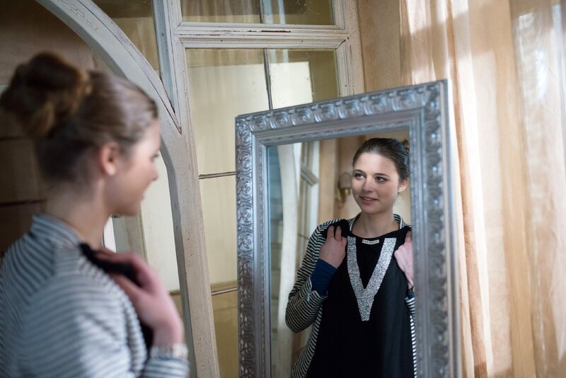 Lisa (Svenja Jung) freut sich auf den Abend, denn sie glaubt, Moritz will mit ihr das fünfmonatige Jubiläum romantisch feiern. – Bild: Stefan Behrens
