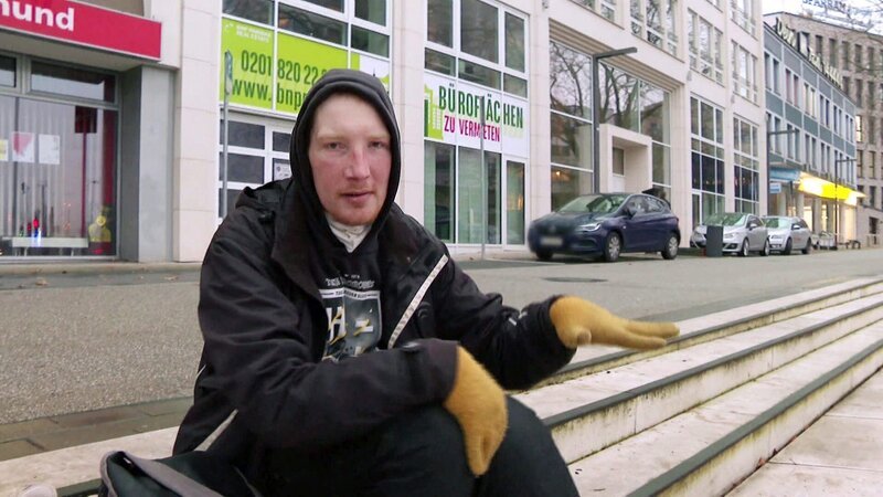 Jan will ein neues Leben beginnen. Er lässt sich mit medizinischem Heroin substituieren und kümmert sich um seinen Hartz-IV-Antrag. – Bild: RTLZWEI