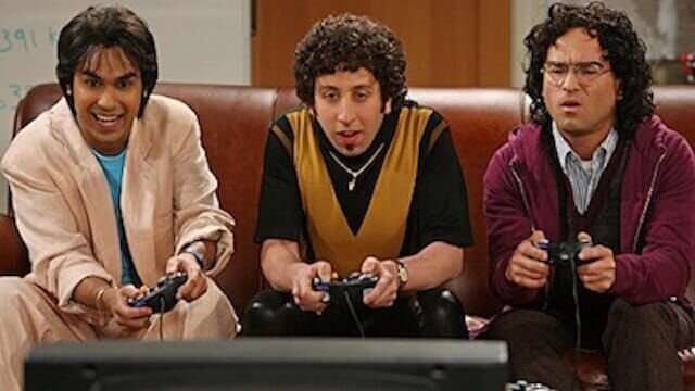 Leonard (Johnny Galeck, r.), Raj (Kunal Nayyar, l.) und Howard (Simon Helberg, 2.v.l.) treffen sich zuerst an der Universität und holen sich eine Couch, um Videospiele zu spielen. – Bild: TVDB