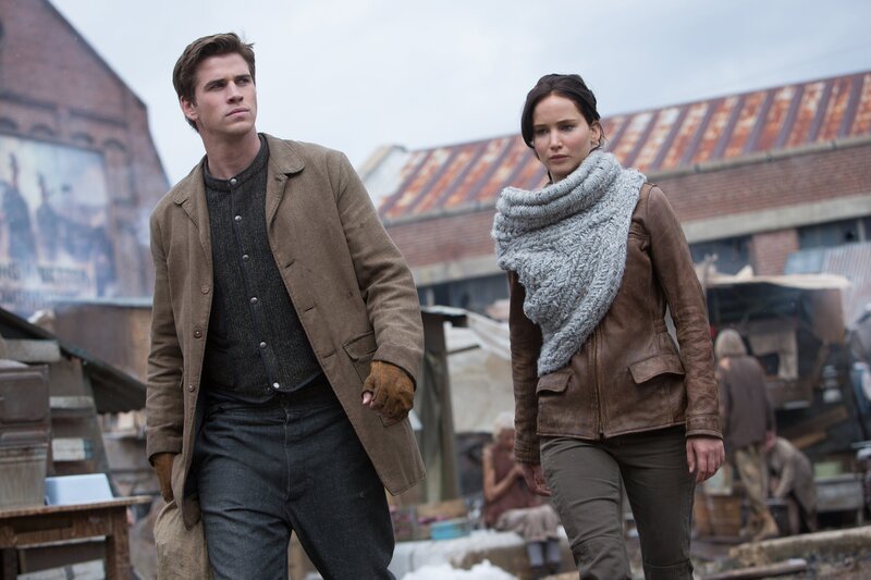 Gale Hawthorne (Liam Hemsworth) und Katniss Everdeen (Jennifer Lawrence) – Bild: CH Media/​(FSC: AR)/​Murray Close/​Murray Close