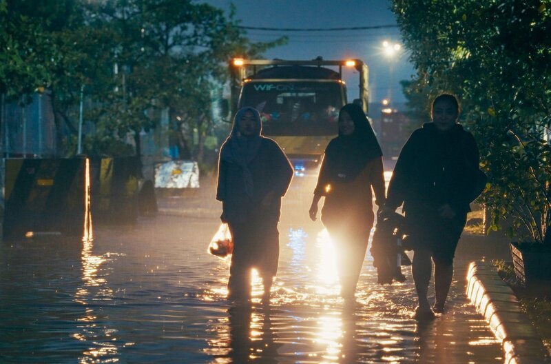 Mehr extreme Niederschläge aufgrund des Klimawandels: Für die indonesische Hauptstadt Jakarta erhöht sich dadurch das Überschwemmungsrisiko. – Bild: cinephage