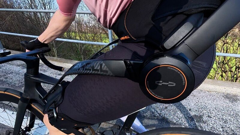 Einstein Moderator Tobias Müller testet ein Exoskelett auf dem Fahrrad. – Bild: SRF