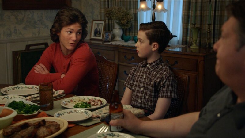 (v.l.n.r.) Georgie Cooper (Montana Jordan), Sheldon (Iain Armitage), George Cooper sen. (Lance Barber) – Bild: Warner Bros. Entertainment Inc.