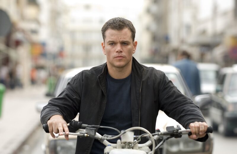 Immer wieder wird Bourne (Matt Damon) zur Zielscheibe. Diesmal durch die Titelgeschichte einer Londoner Zeitung, in der, sehr zum Missfallen der CIA-Verantwortlichen, von seiner doch eigentlich hochgeheimen Existenz berichtet wird. – Bild: Universal Studios /​ Jasin Boland