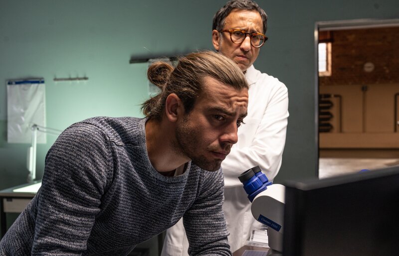 Kleines Krabbeltier mit großer Wirkung: Rechtsmediziner Dr. Benedikt Förster (Florian Wünsche, l.) und KTU-Leiter Jan Arnaud (Mike Zaka Sommerfeldt, r.) haben bei den Ermittlungen im Mordfall an einer Bewohnerin eines Stuttgarter Frauenwohnheims einen entscheidenden Hinweis gefunden. – Bild: ZDF und MARKUS_FENCHEL