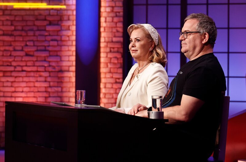 Rateteam-Kapitän Elton (r.) und die Moderatorin Marijke Amado (l.) bilden ein Rateteam. – Bild: ARD/​Morris Mac Matzen
