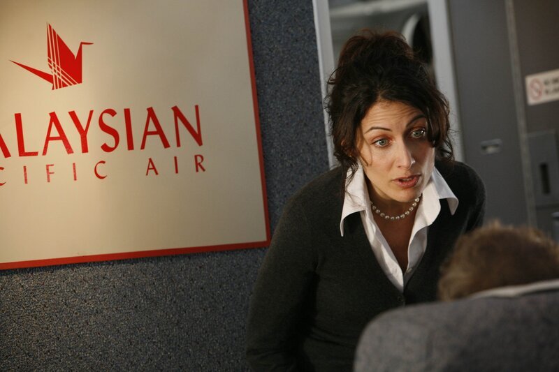 Zusammen mit Dr. House fliegt Dr. Lisa Cuddy (Lisa Edelstein) nach Singapur. House sorgt für allerlei Chaos in der Maschine, was Cuddy zur Weißglut bringt … – Bild: NBC Universal, Inc.