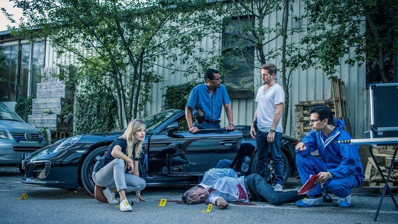 Die SOKOs am Tatort: Resi Schwaiger (Mersiha Husagic, l.), Franz Ainfachnur (Christofer v. Beau, 2.v.l.), Dominik Morgenstern (Joscha Kiefer, 2.v.r.) und Dr. Weissenböck (Florian Odendahl, r.). – Bild: ZDF