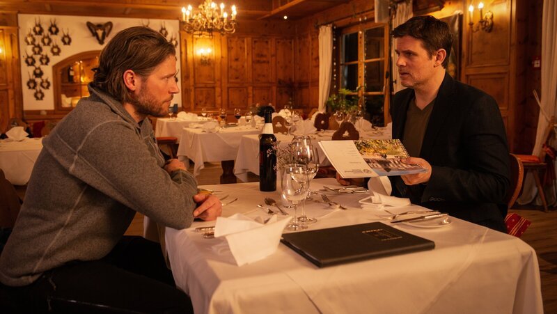 Die Stimmung beim gemeinsamen Essen kippt schnell, als Markus (Sebastian Ströbel, l.) das Gefühl bekommt, dass Lorenz (Steffen Groth, r.) sich in Mias Zukunft einmischen will. – Bild: ZDF