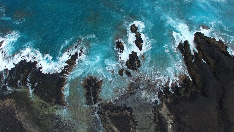 Küste in Hawaii   +++ Die Verwendung des sendungsbezogenen Materials ist nur mit dem Hinweis und Verlinkung auf RTL+ gestattet. +++ – Bild: RTL /​ Terra Mater Studios GmbH /​ Alex Werjefelt