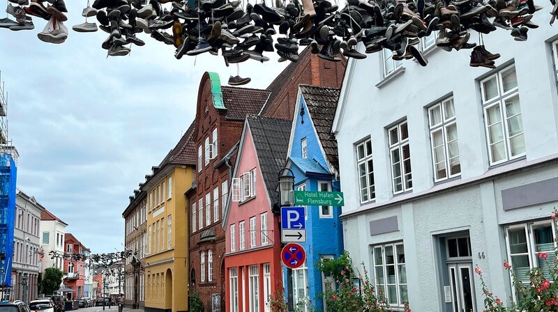 Die hängenden Schuhe in der Norderstraße Flensburg. – Bild: NDR
