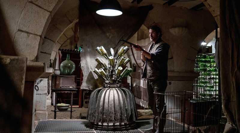 Der Winzer Brian Katell (Markus Frank) versucht mit allen Mitteln ein Geheimnis zu bewahren. – Bild: ARD Degeto/​Filmpool Fiction GmbH/​Wolfgang Ennenbach
