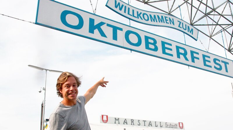 ARD/​BR CHECKER TOBI, „Der Oktoberfest-Check“, am Samstag (22.09.18) um 09:50 Uhr im ERSTEN. Checker Tobi am Eingang des Oktoberfestes.  | ©BR/​Antonia Simm – Bild: BR/​Antonia Simm