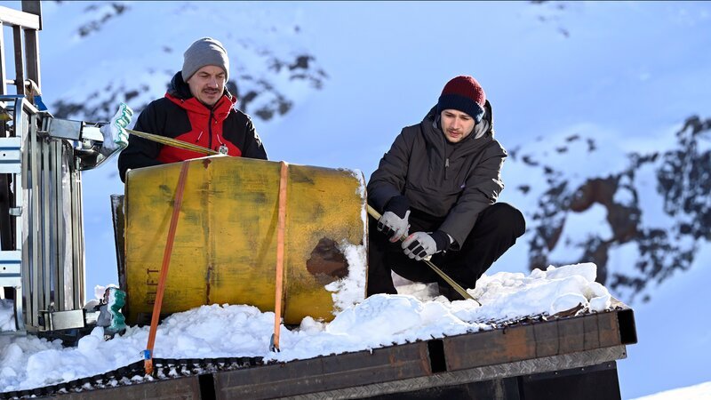 Bevor es zu einer Umweltkatastrophe kommt, versuchen Bergretter Tobi (Markus Brandl, l.) und Max (Doğa Gürer, r.) die Giftfässer zu bergen. – Bild: Barbara Bauriedl /​ ZDF