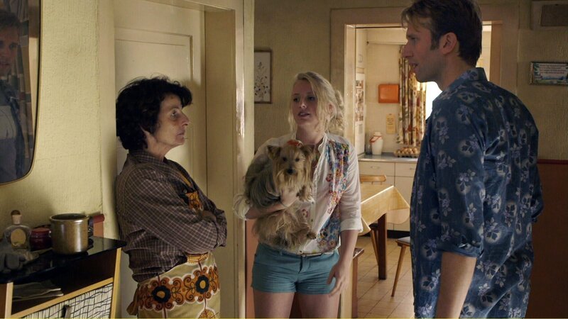 Nana hat ihren Hund in der Kammer von Elisabeth (Franziska Küpferle) entdeckt und beschuldigt sie, ihn absichtlich eingesperrt zu haben. Elisabeth streitet ab, Peter (Tillbert Strahl-Schaefer) versucht zu vermitteln, aber am Ende beschließt Nana, sofort abzureisen. – Bild: SWR/​Fortune Cookie Filmproduction